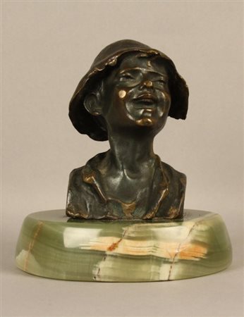 Piccola scultura in bronzo patinato su base di onice verde raff. ''BUSTO DI...