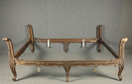 Letto in legno di noce intagliato. XIX secolo. Mis. interne cm 187x157, mis....
