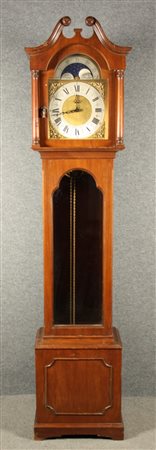 Orologio a torre in legno di mogano con meccanismo a fasi lunari. XX secolo....