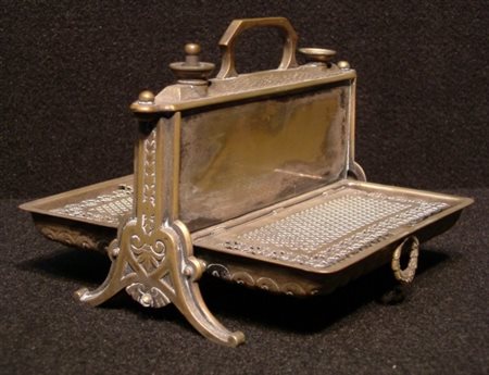 Scaldavivande da viaggio a forma di borsetta in metallo argentato. Mis. Lung....