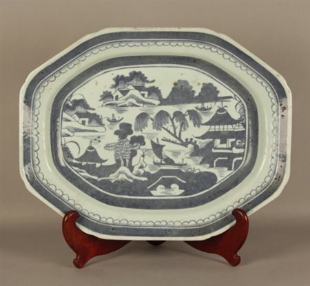 Piatto da portata in porcellana bianca e blu. Cina, dinastia Qing (Daoguang,...