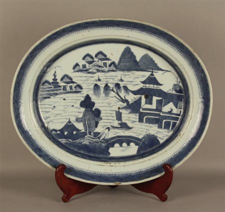 Piatto da portata in porcellana bianca e blu. Cina, dinastia Qing (Qianlong,...