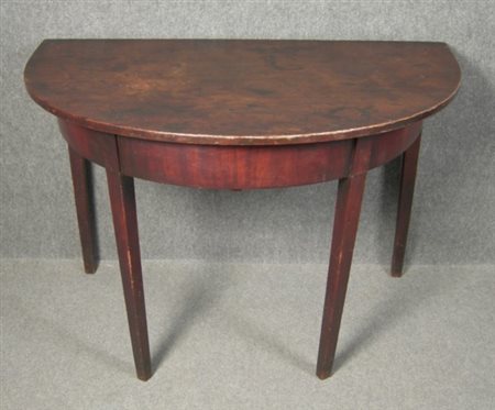 Console a mezzaluna in legno di noce, gambe rastremate. Fine XVIII secolo....