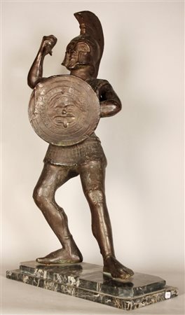 Scultura in bronzo patinato raff. ''GUERRIERO''. Difetti. Mis. Alt. cm. 64 ca.