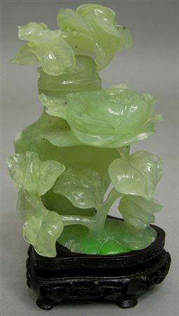 Vasetto in giada lavorata, inserito in mezzo alle rose, montato su base di...