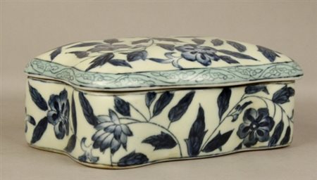 Scatola in porcellana bianca e blu raff. ''SOGGETTI FLOREALI''. Cina. Fine...