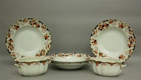 Sette oggetti in porcellana, di cui cinque piatti decorati a motivi floreali...
