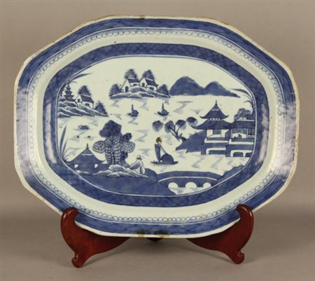 Piatto da portata in porcellana bianca e blu. Cina, dinastia Qing (Daoguang,...