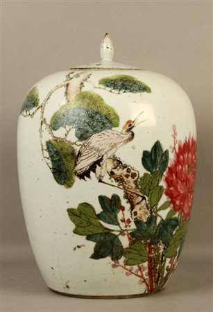 Vaso portariso in ceramica decorato con fiori. Cina. XIX secolo. Mis. Lung....