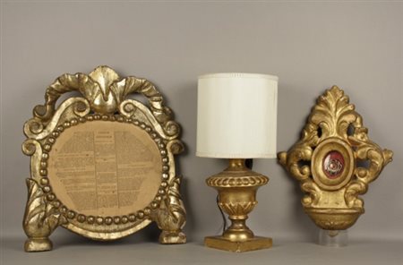 Lotto composto da tre oggetti in legno intagliato e dorato di cui un...