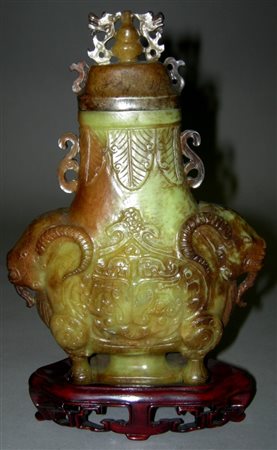 Vaso con coperchio in giada bruna scolpita, su base di legno. Cina. XX...