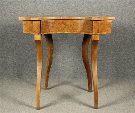 Piccolo scrittoio a fagiolo in legno lastronato in noce con cassetto centrale...