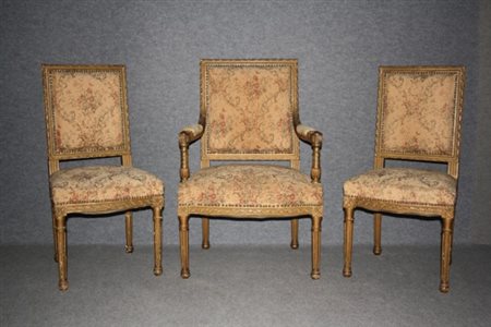 Lotto composto da una poltrona e due sedie in legno intagliato e dorato con...