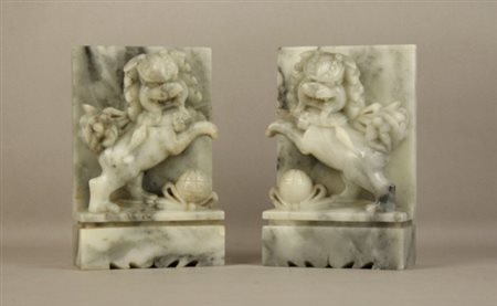 Due fermalibri in alabastro scolpito raff. ''CANI DI FO''. Cina. XX secolo....