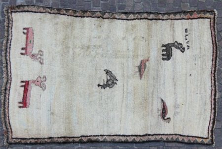 Tappeto scandinavo in lana. XX secolo. Mis. Lung. cm. 207 Alt. cm. 133 ca