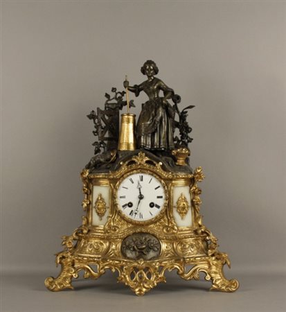 Orologio da tavolo in bronzo brunito e dorato con scultura raff. ''SCENA DI...