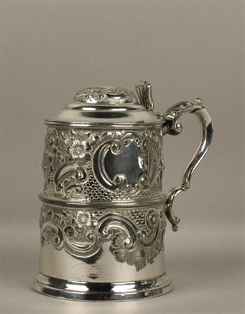 Boccale in sheffield sbalzato. XIX secolo. Mis. Alt. cm. 14 Diam. cm. 10 ca.