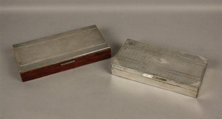 Due scatole portasigari in legno rivestite in argento cesellato. Anni...