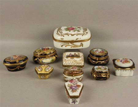 Dieci scatolette portapillole in porcellana decorata. Di varie forme e...