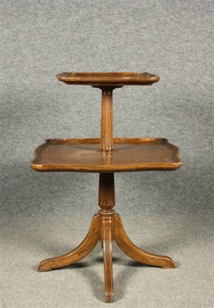 Tavolino in legno di rovere a due piani con gamba centrale. Inghilterra. Fine...