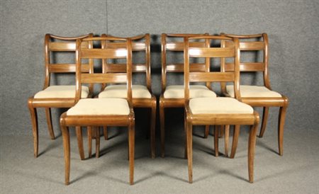 Sei sedie in legno di noce con seduta imbottita e gambe a sciabola. Fine XIX...
