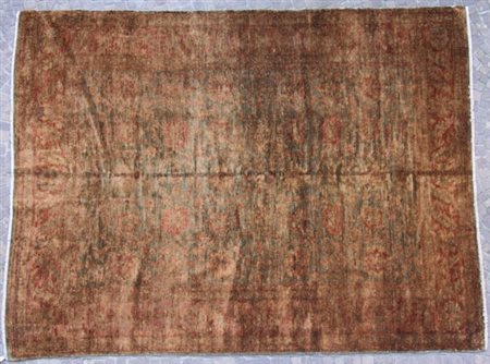 Tappeto Ziegler in lana. XX secolo. Mis. Lung. cm. 240 Alt. cm. 315 ca.