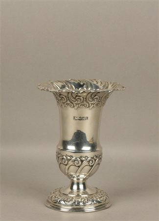 Vasetto in argento con decori sbalzati. Londra. XIX secolo. Mis. Alt. cm....