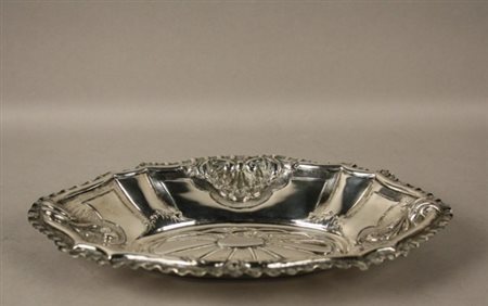 Vassoietto in argento sbalzato e cesellato, gr. 170 ca. Fine XIX secolo. Mis....