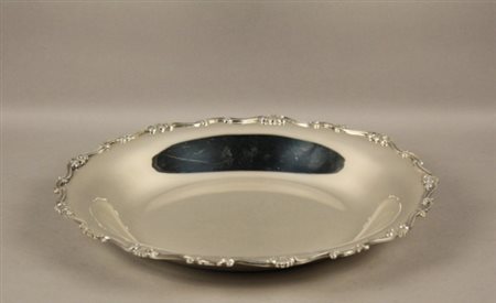 Centrotavola in argento con bordatura a rilievo, gr. 410 ca. XX secolo. Mis....