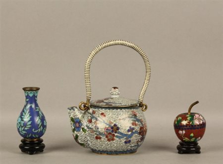 Lotto composto da una teierina, una scatoletta a forma di mela e un vasetto...