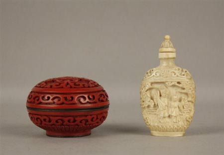 Una scatoletta in lacca rossa e una snuffle bottle in avorio finemente...
