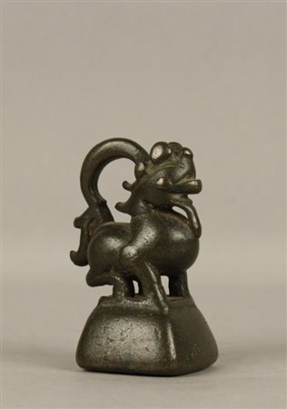 Antica scultura fermacarte in bronzo raff. ''CANE DI FO''. Cina Mis. Alt. cm....