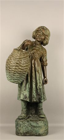 Scultura in terracotta patinata raff. ''RAGAZZA CON CESTO''. Inizi XX secolo....