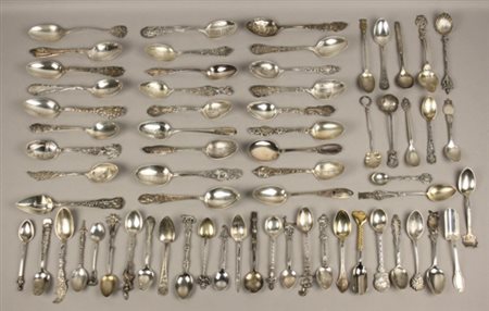 Sessantaquattro cucchiaini in argento da collezione, gr. 1000 ca. XX secolo.