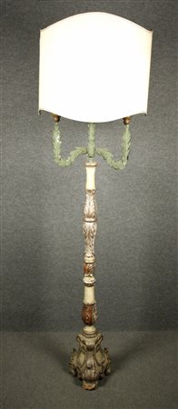 Torcera in legno intagliato, laccato e argentato, trasformata a lampada con...