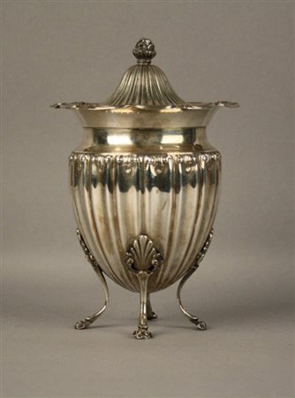 Vasetto con coperchio in argento sbalzato, gr. 170 ca. Marcato sotto la base....