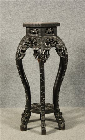 Trespolo portavaso in legno intagliato con piano incassato in marmo. Cina....