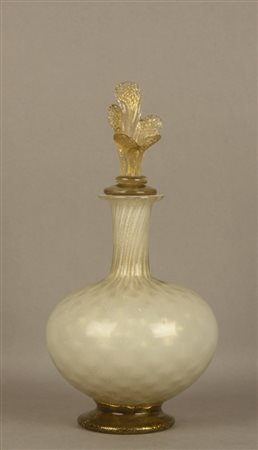 Vasetto con tappo in vetro lavorato a caldo. Murano. Anni '30-'40. Mis. Alt....