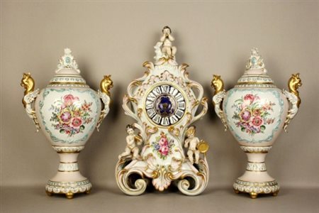 Trittico composto da orologio e due vasi in porcellana di Capodimonte...