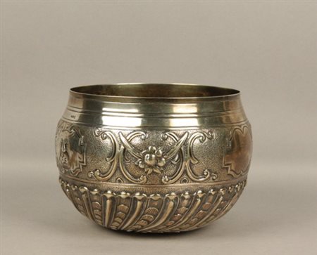 Cachepot in argento sbalzato a mascheroni e fasce. Prodotto in Inghilterra...