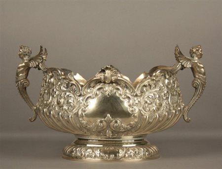 Centrotavola in argento finemente sbalzato e cesellato, gr. 1760 ca....