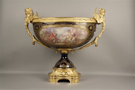 Centrotavola in porcellana dipinta raff. ''PITTORE CHE RITRAE GENTILDONNE''...