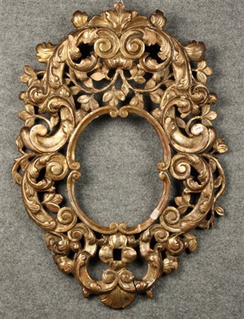 Cornice in legno intagliato, traforato e dorato. XVIII secolo. Difetti alla...