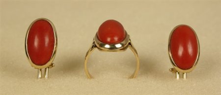 Parure composta da un anello e due orecchini in oro giallo e corallo. XX secolo.