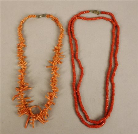 Due collane in corallo rosso. XX secolo.