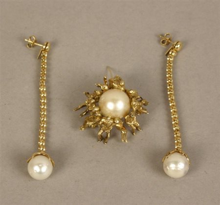 Lotto composto da una spilla-scultura in oro giallo e perla australiana...