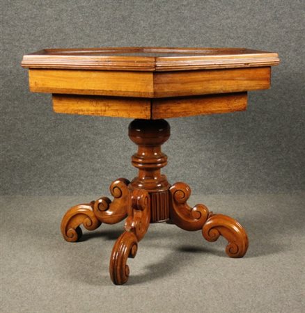 Tavolino in legno di noce, piano esagonale con cassetti e sotto cassetti,...
