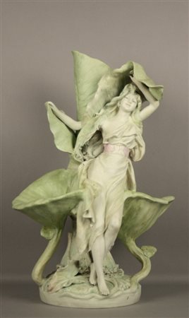 Scultura in porcellana raff. ''FIGURA FEMMINILE TRA LE FOGLIE''. Marcata...