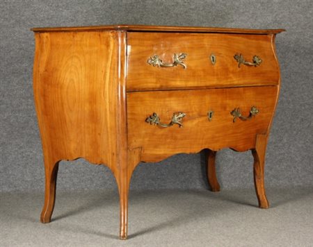 Como' bombato in legno di ciliegio. Lombardia. XVIII secolo. Lievi restauri....