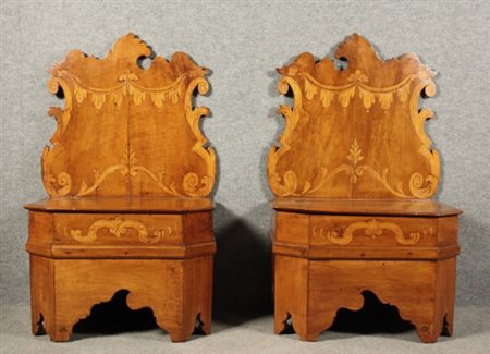 Coppia di panchetti in legno di noce con tarsie a ghirlanda. Lombardo-veneto....